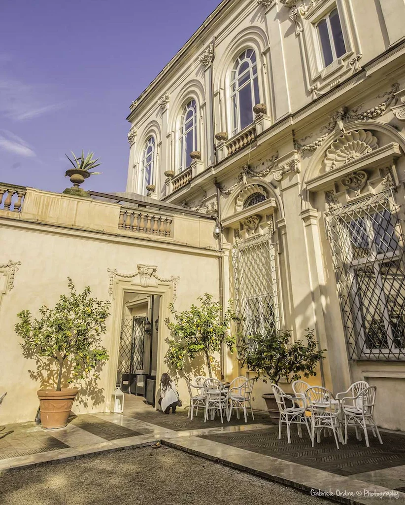 Facciata e cortile di Villa Aurelia a Roma