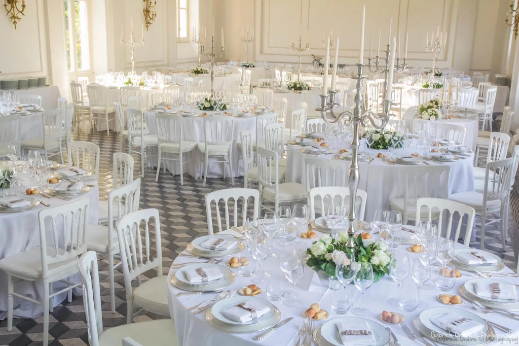 Sala ricevimento allestita con tavoli rotondi – Matrimonio di classe a Villa Aurelia