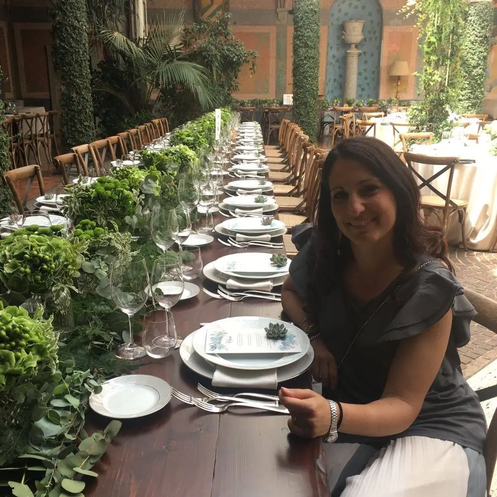 Valentina d’Amelio durante l’allestimento della tavola di un matrimonio