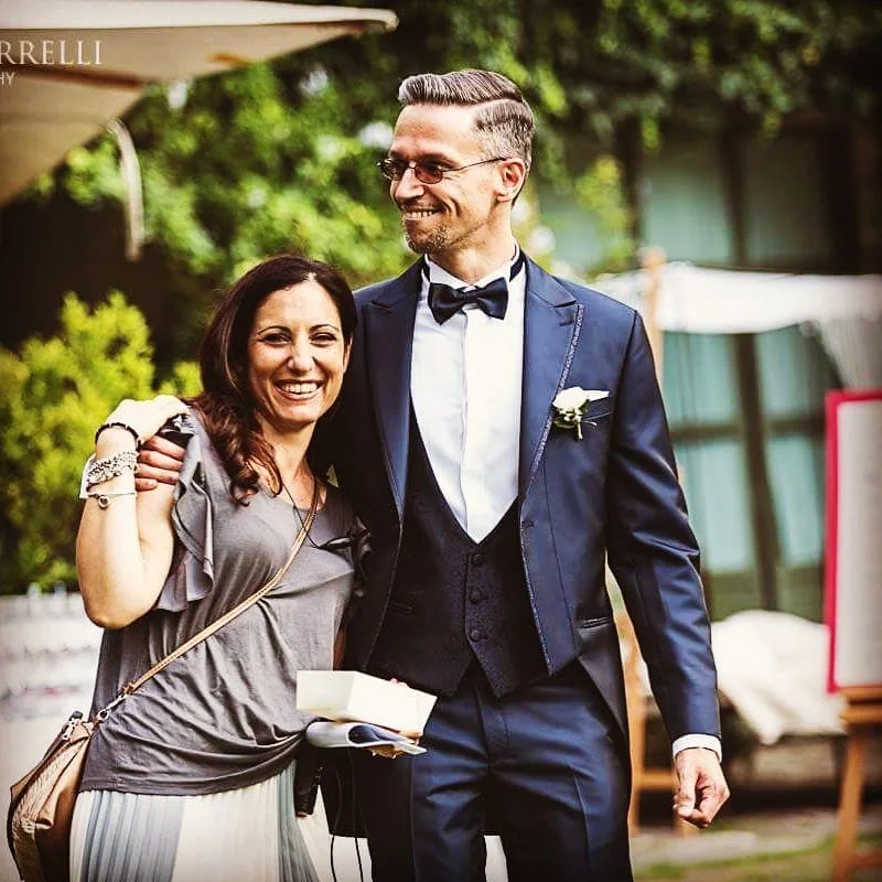 Valentina d’Amelio sorridente insieme a uno sposo il giorno del matrimonio