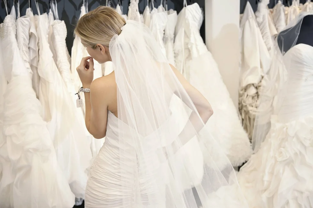 Abiti da sposa esposti in atelier