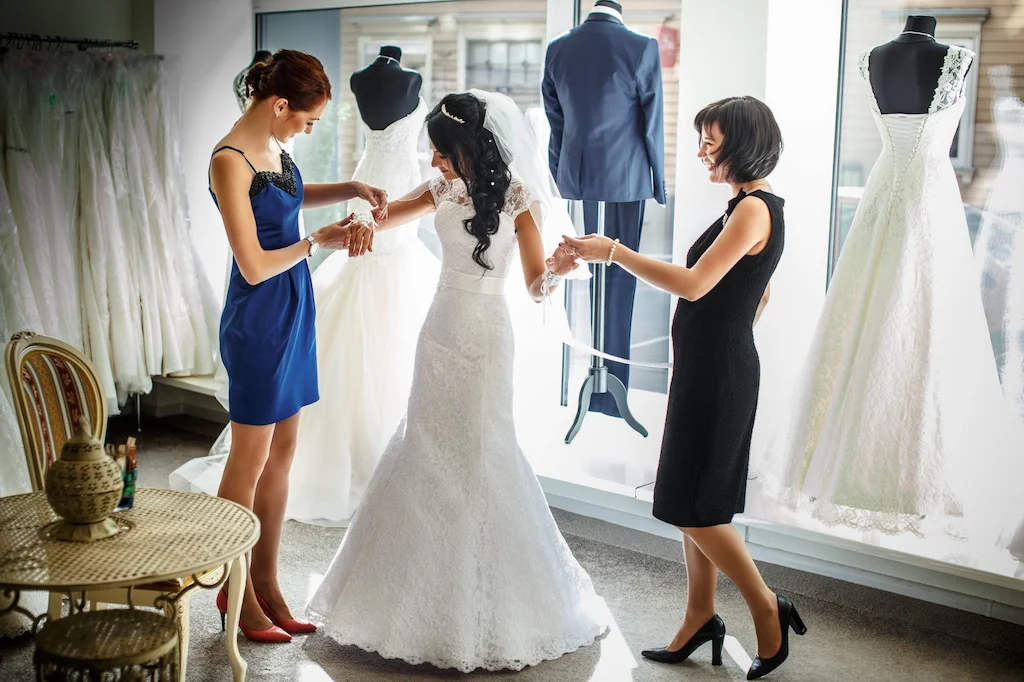 Prova dell’abito da sposa in atelier