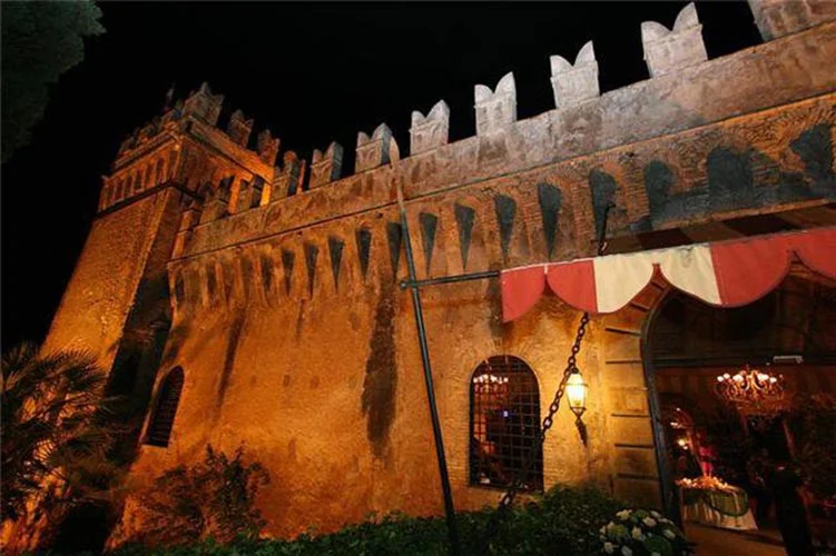 Castello illuminato la sera durante il ricevimento
