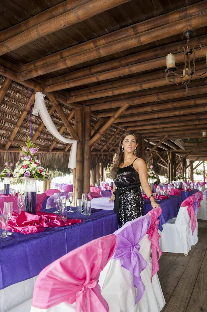 Sala ricevimento con travi in legno e tovaglie viola