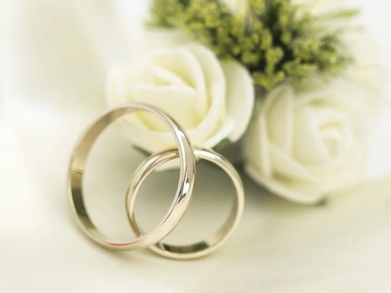 Fedi nuziali con rose bianche