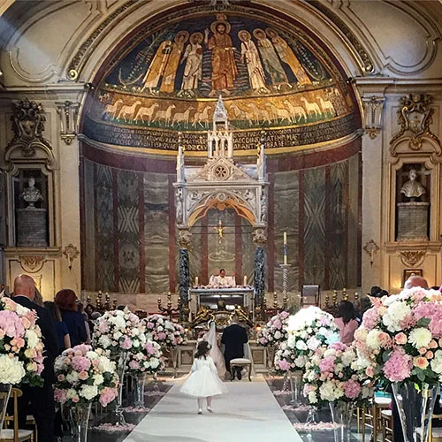 Cerimonia in una chiesa con abside decorata a mosaico – Dorella e Luca a Villa Aurelia