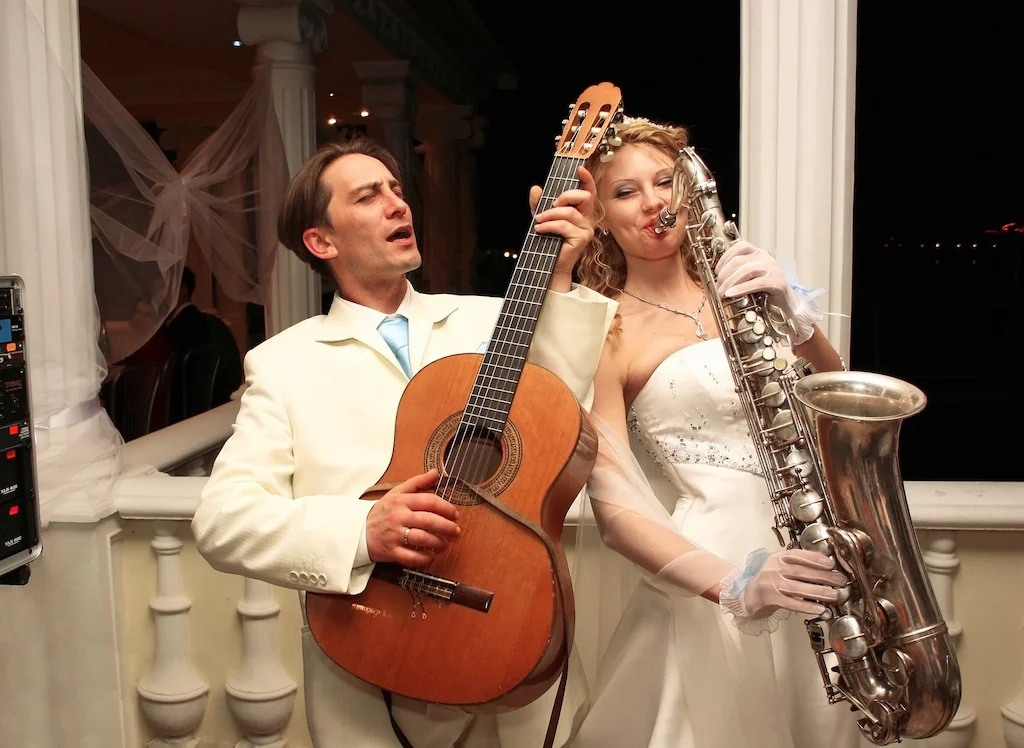 Musicisti con chitarra e sassofono