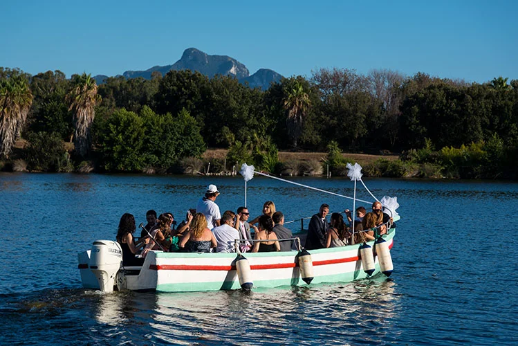 Sposi e invitati in barca sul lago di Sabaudia