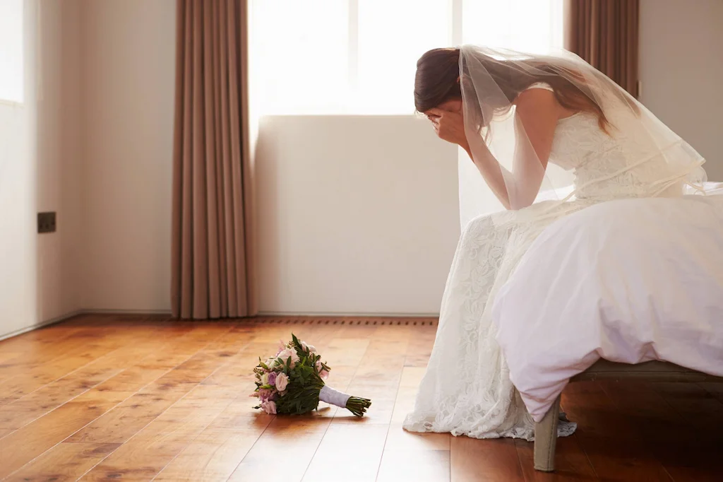 Sposa in attesa seduta sul letto