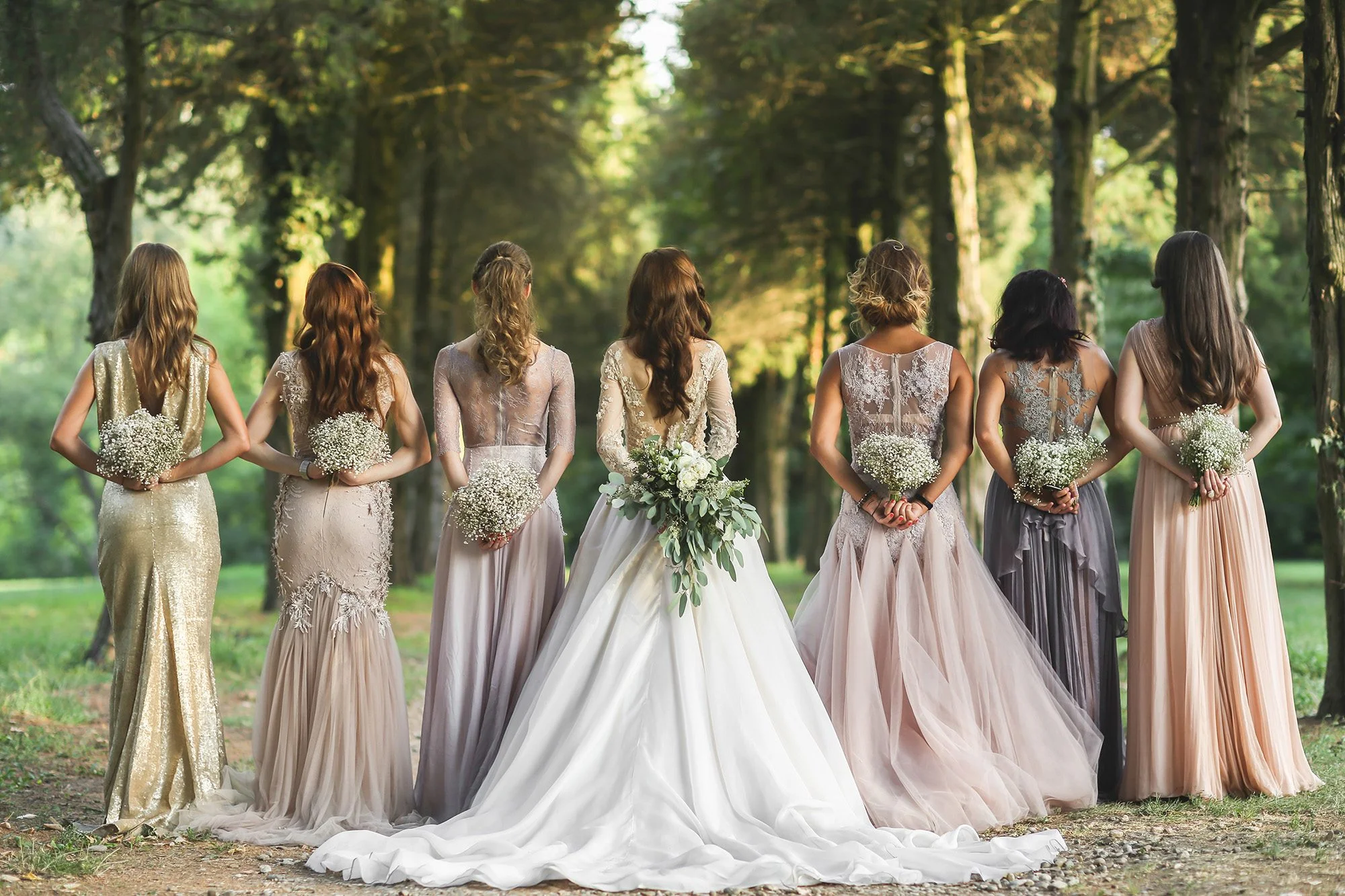 Sposa con le damigelle in abiti color pastello