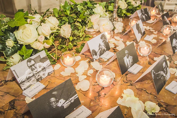 Tableau con candele e rose bianche