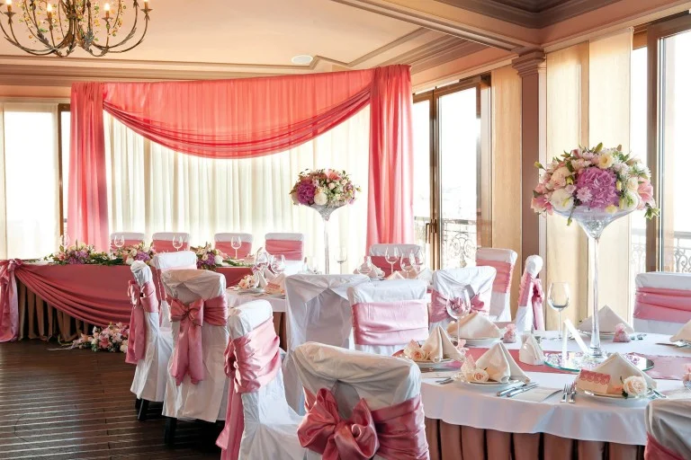 Sala ricevimento con drappi rosa