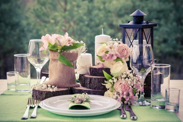 Tavola con lanterna e composizione di rose