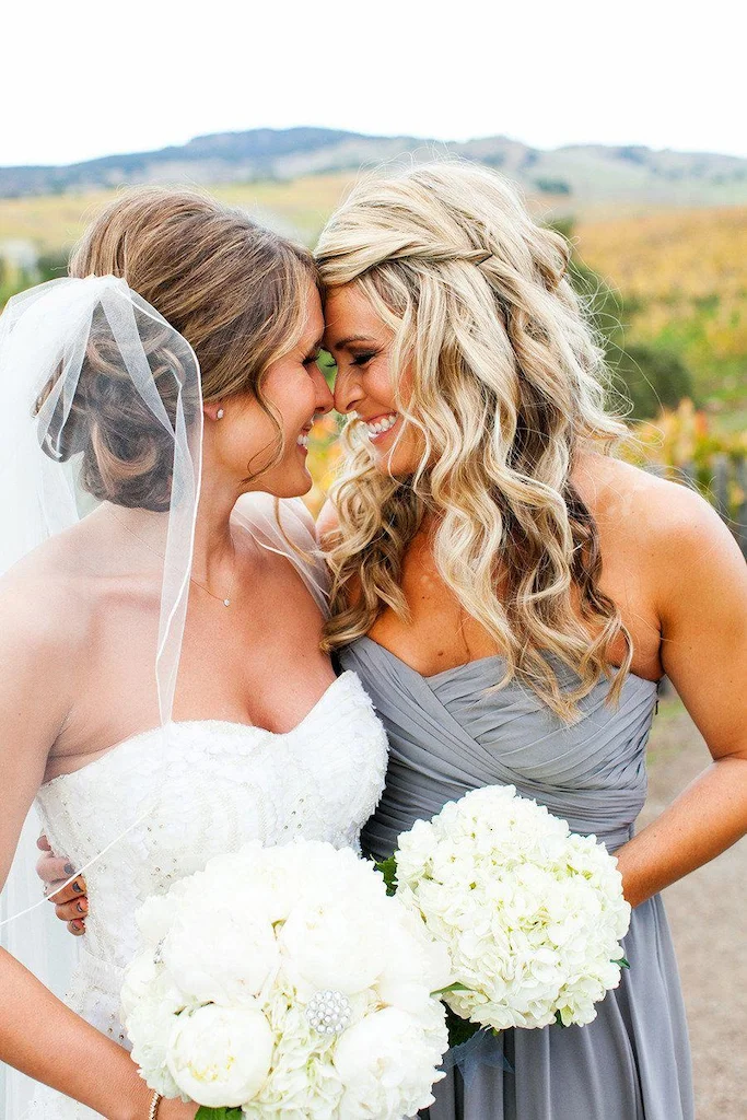 Sposa e damigella abbracciate