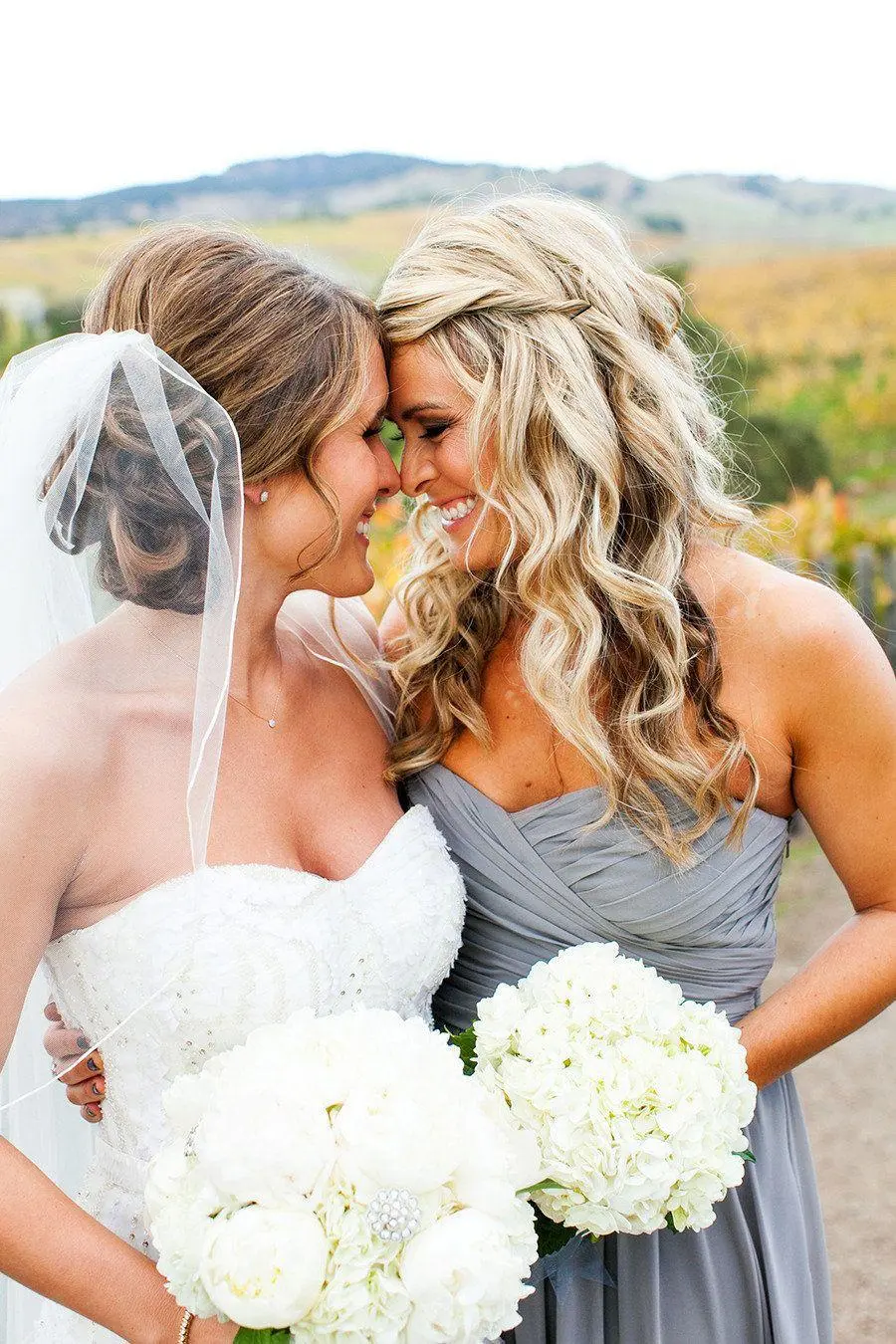 Sposa e damigella abbracciate