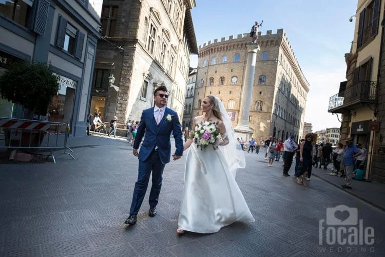 Sposi a passeggio nel centro storico di Firenze