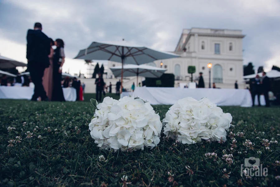 Composizioni di ortensie bianche sul prato della villa – Matrimonio a Villa Miani