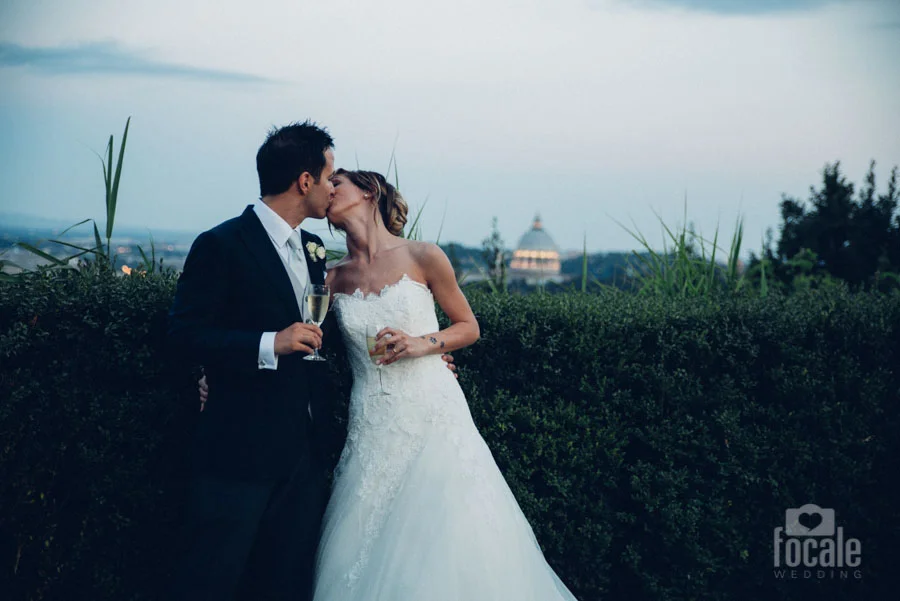 Bacio degli sposi con la cupola di San Pietro sullo sfondo