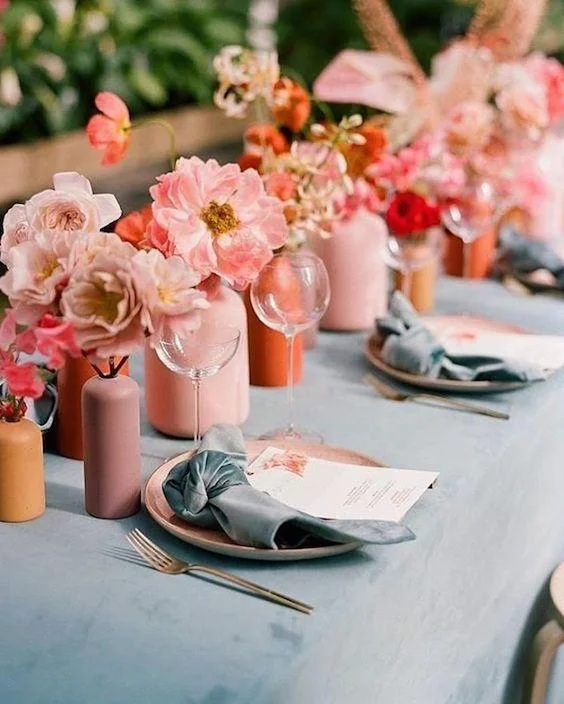 Mise en place con fiori rosa e corallo