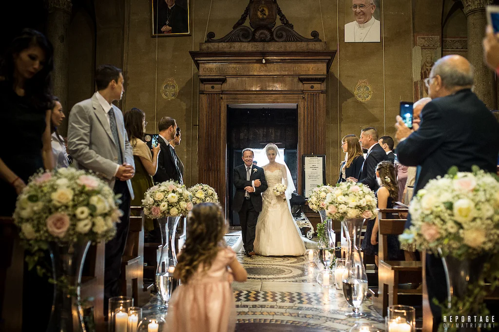 Sposi all’altare durante la cerimonia in chiesa – Matrimonio romantico a Roma