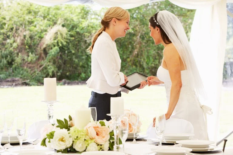 Sposa durante una prova con la consulente