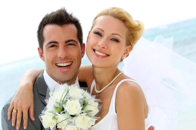 Sposi sorridenti con il bouquet