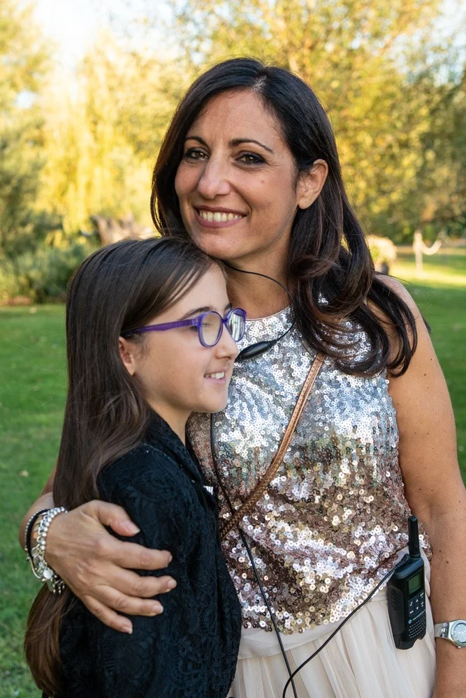 Valentina d’Amelio con una bambina in giardino