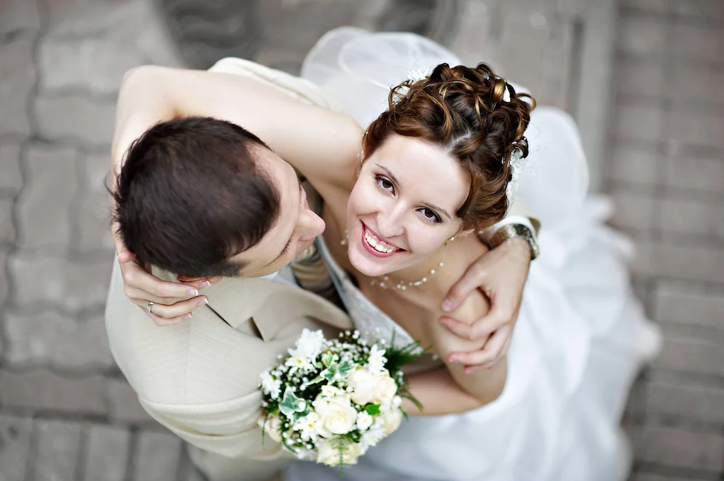 Sposi distesi con il bouquet